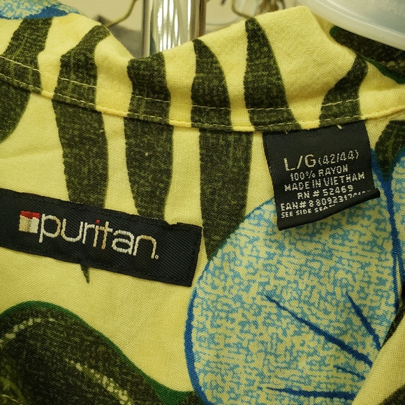 Beautiful men's short sleeve button up tropical shirt. Size large. Great shape. - Picture 2 of 5